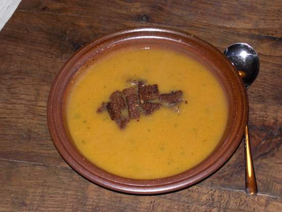 K�rbis-Suppe auf Teller