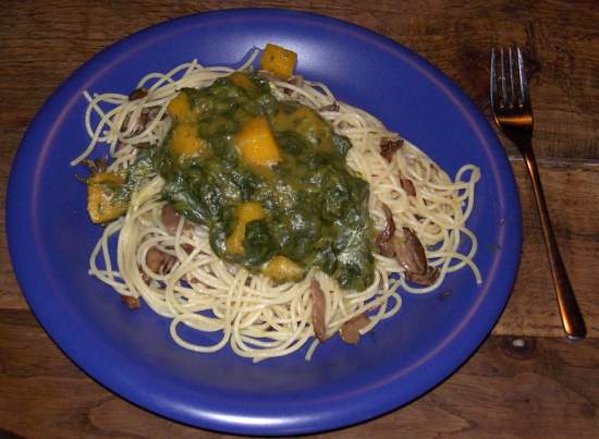 Spagetthi mit K�rbis-Spinat-Sosse und Austernpilzen auf Teller